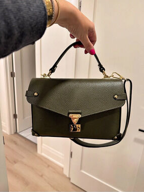 Structured Shoulder Bag in Green Like New